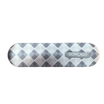 Estojo metálico cinza com padrão de losangos e nome GONÇALO