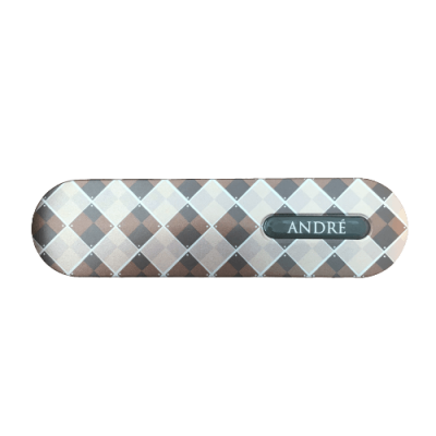 Estojo para óculos com padrão xadrez bege, castanho e cinza e etiqueta com a marca ANDRÉ