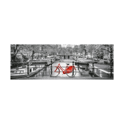 Bicicleta vermelha numa ponte sobre canal em cidade histórica