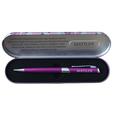 Caneta roxa em estojo metálico com tampa decorada e texto sobre Matilde