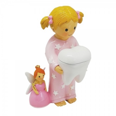 Figura decorativa de menina com camisola rosa e fada segurando dente branco