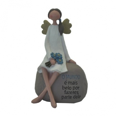 Estatueta anjo resina vestido branco sentado pedra cinza texto