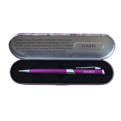 Caneta púrpura em caixa metálica com texto em português no interior da tampa