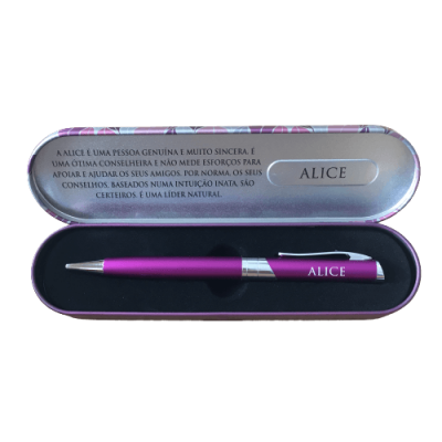 Estojo metálico com caneta violeta e texto sobre Alice na tampa interior