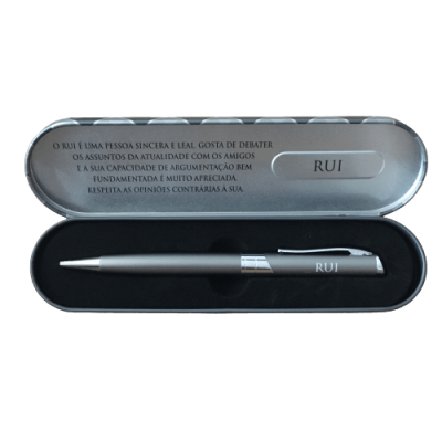 Conjunto de caneta preta e estojo metálico cinza com texto impresso e nome RUI