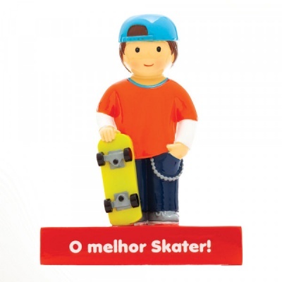 Figura decorativa de um skater com base vermelha e texto.