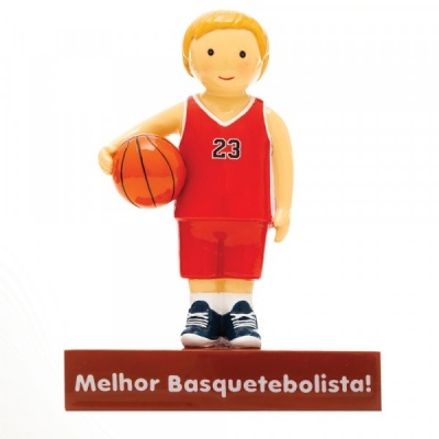 Estatueta de basquetebolista com bola em uniforme vermelho e base com texto