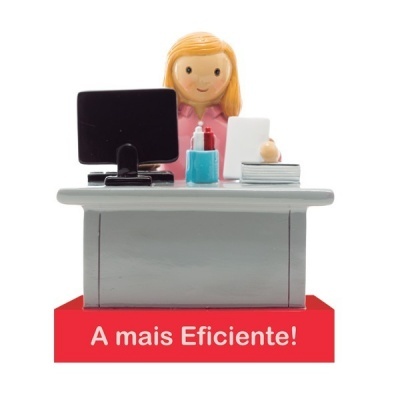 Figura de mulher loira sentada em secretária com computador e textos A mais Eficiente.