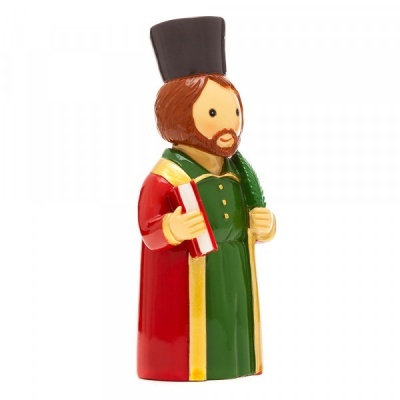 Figura decorativa de personagem vestido com manto vermelho e verde, segurando um livro