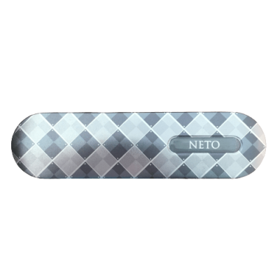 Estojo de óculos com padrão xadrez e texto NETO