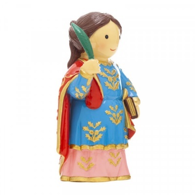 Figurinha de madeira colorida com vestido azul, capa vermelha e pena.
