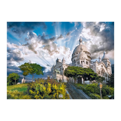 Fotografia de uma construção clássica em pedra branca sob um céu nublado com raios de sol