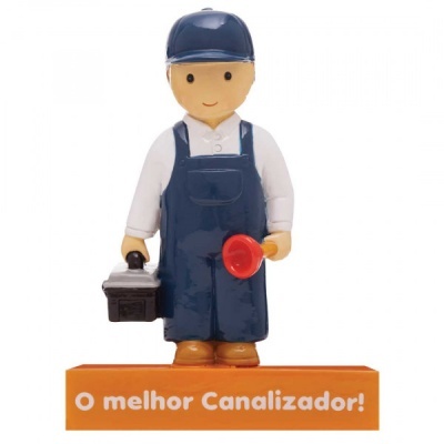 Figurinha de canalizador com roupa azul e branca segurando ferramentas