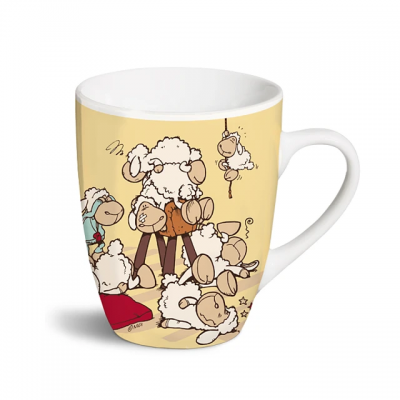 Caneca branca com desenho de ovelhas caricatas em fundo amarelo