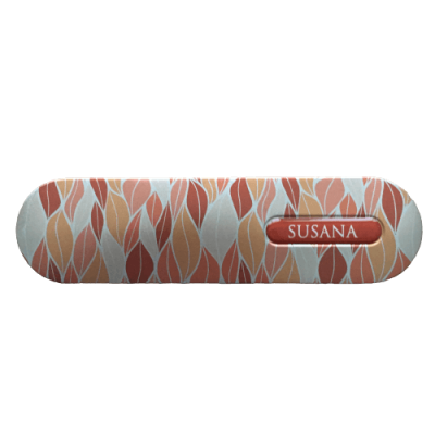 Estojo retangular para óculos com padrão de folhas em tons de vermelho e bege e etiqueta com nome SUSANA