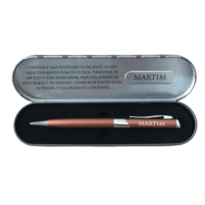 Estojo metálico cinzento com caneta cobre e texto em português no interior da tampa