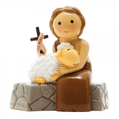 Figurinha cerâmica personagem com túnica castanha segurando ovelha branca numa base de pedras cinzentas