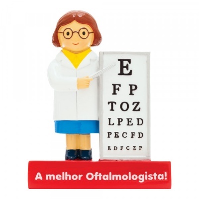 Figurinha de médica oftalmologista segurando tabela de visão com base vermelha com texto