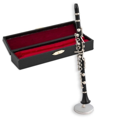 Clarinete preto com estojo aberto com forro vermelho
