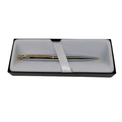 Caneta prateada e dourada numa caixa preta com interior branco
