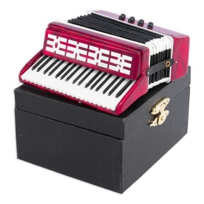 Miniatura de acordeão vermelho sobre caixa preta com fecho