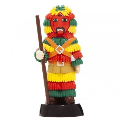 Boneco colorido em traje vermelho, amarelo e verde com bastão e base preta