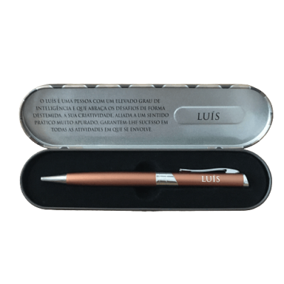 Conjunto de caneta bronze com nome LUIS e caixa metálica cinza com texto em português.