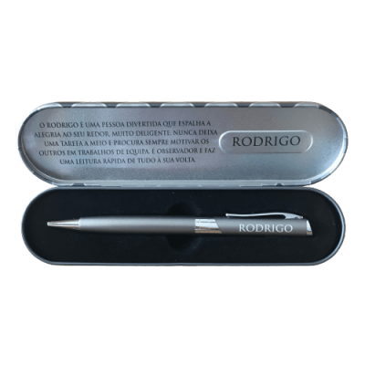 Estojo metálico com caneta prateada e preta com nome Rodrigo