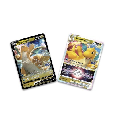 Duas cartas Pokémon Dragonite V e Dragonite VMAX com textos em inglês sobre fundo branco