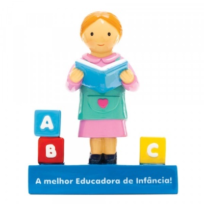 Figura decorativa de educadora com blocos de letras e mensagem em português.
