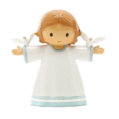 Figura decorativa de anjo de vestido branco com detalhes azuis e pombas brancas nos braços