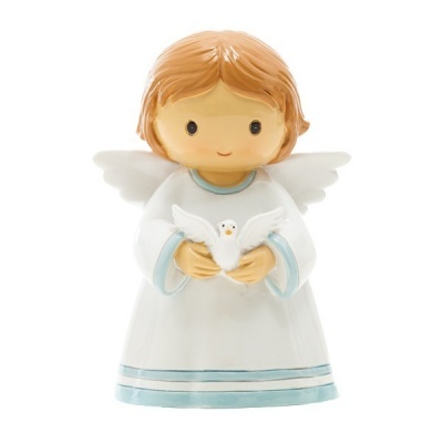 Figura decorativa de anjo infantil em vestido branco e azul segurando pomba