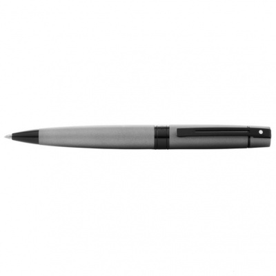 Caneta esferográfica prateada com tampa preta sobre fundo branco