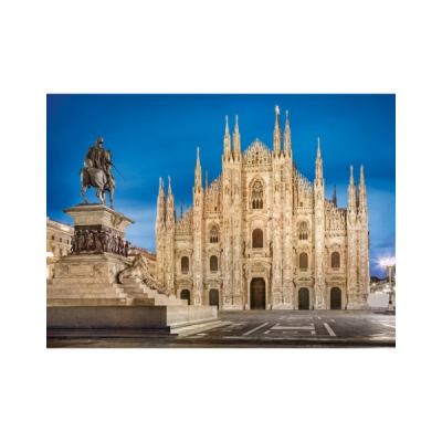 Catedral gótica iluminada à noite com estátua de cavalo em praça