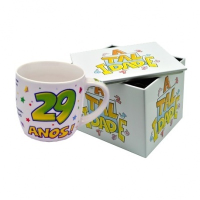 Caneca branca com texto '29 ANOS!' colorido e caixa com design 'A TALIDADE'