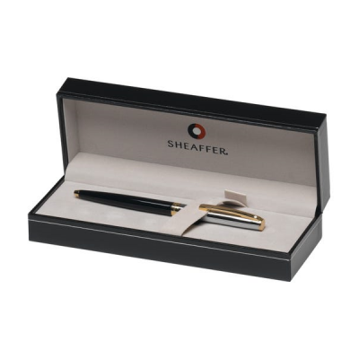 Caneta preta com detalhes dourados em estojo preto com interior branco