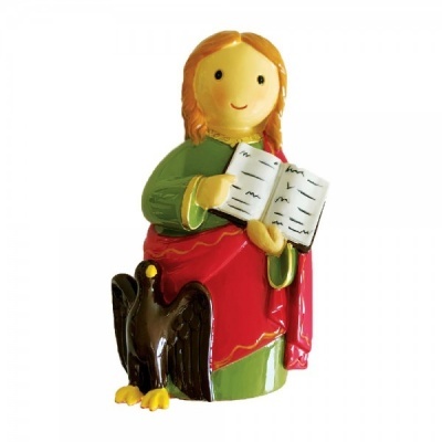 Estatueta colorida de figura humana com livro e águia ao lado