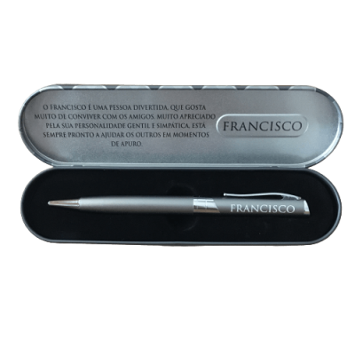 estojo metálico com caneta personalizada e texto com descrição de Francisco