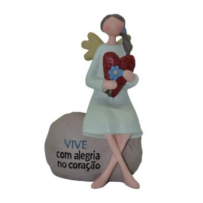 Escultura de anjo em cerâmica segurando coração com frase
