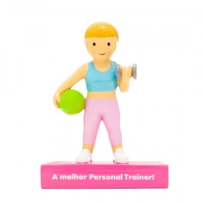 Figurina de personal trainer com bola e haltere em base rosa