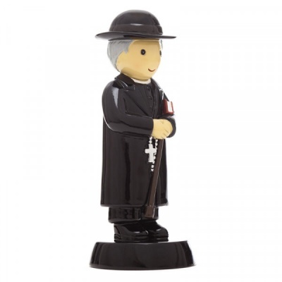 Figura decorativa de padre com batina preta e chapéu