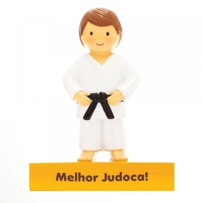 Miniatura de judoca com kimono branco e faixa preta em base amarela com texto