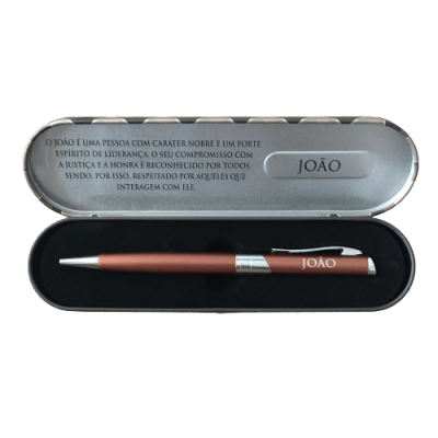 Estojo metálico com caneta castanho avermelhada e texto personalizado com o nome João