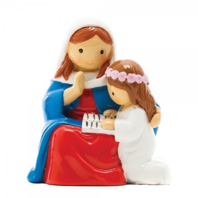 Figura decorativa de duas personagens em cerâmica, vestidos coloridos, fundo branco