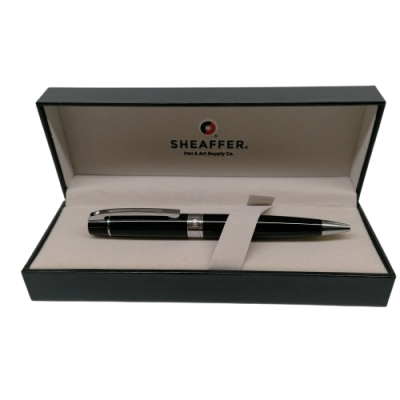 Caneta preta com caixa de veludo cinza com texto SHEAFFER no interior da tampa
