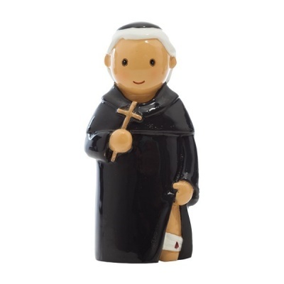 Figura decorativa de padre com batina preta segurando cruz e mostrando perna com bandagem