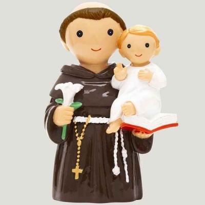 Figura decorativa de santo com túnica castanha e criança em fundo cinzento.