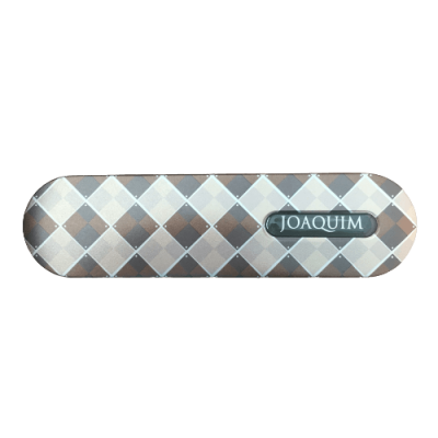 Estojo metálico com padrão geométrico em tons neutros e nome Joaquim