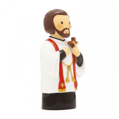 Figura decorativa de sacerdote com estola vermelha segurando uma cruz
