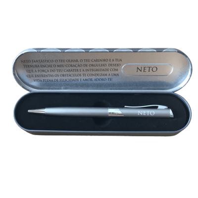 Caneta prateada com estojo metálico e mensagem gravada em português